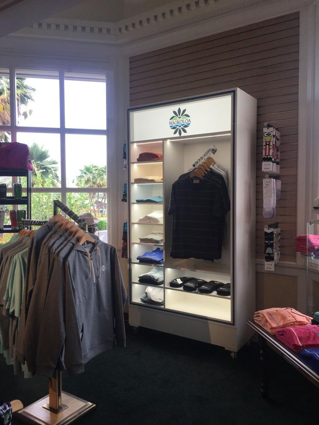 小生の体型では、国内のゴルフショップではお気に入りを探すことは、まず不可能に近く、インターネットショッピングで並行物を探すのが常です。<br />手で触れながら買えるのは、海外に来なければなかなか難しいのが現状です。<br />ワイコロアゴルフクラブのショップで、お気に入りのブランド「footjoy」を見つけて興奮気味です。しかも胸には名門「ワイコロア」のマーク入りで、値段もセール中！！<br />シャツ2枚にキャップを購入！！後は、オアフ島へ行ってコオリナゴルフゴルフクラブのショップに予算を取っておかなければ。。。と後ろ髪を引かれる思いで、ホテルに戻ります。。