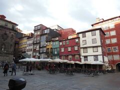 荷物を整理して、一息つくとすでに夕方でした。

雨上がりのドウロ川付近を歩いてみることに・・・。
この連なった建物、色合いがなんとも言えず素敵ですね～！

もう少しして宵闇が迫れば、
このテントのあたりは夕食をとる観光客でいっぱいになります。