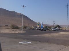 イキケ空港を出たところ。すぐ後ろに砂漠の山が迫ってきています。