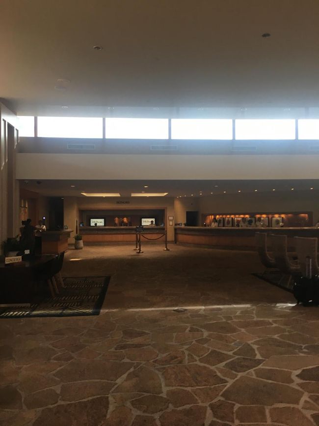 事前に調べたら、今日のルアウショーは外が嵐だった為、屋内のステージに変更になったようです。。