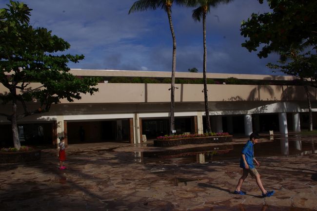 トラムが走っている下にホールがありました。。<br />ホールは何ヶ所かあるようですが、凄い音量でラップをかけている部屋があったのでのぞいて見ると、恐らく結婚パーティーをこれからするようで、宴会部屋に凄いデコレーションが施されていました。。<br />先ほど外で見かけたカップルもこの手のパーティー参加者かもしれません。。