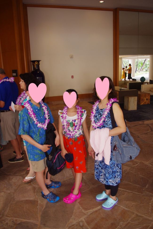 受付は4番目位になったのですが、無事レイをかけてもらい写真を撮ってもらい、入口の列に並びます。<br />1番初めに来た外人の御婦人2人は来た時にマネージャーと談笑していましたが、皆が入り口に並んだ時に、キチンと最前列に座っていました。<br />ヒルトンのマネージャーがキチンと目配りをしてます。。<br />スマートなサービスに少し関心。。