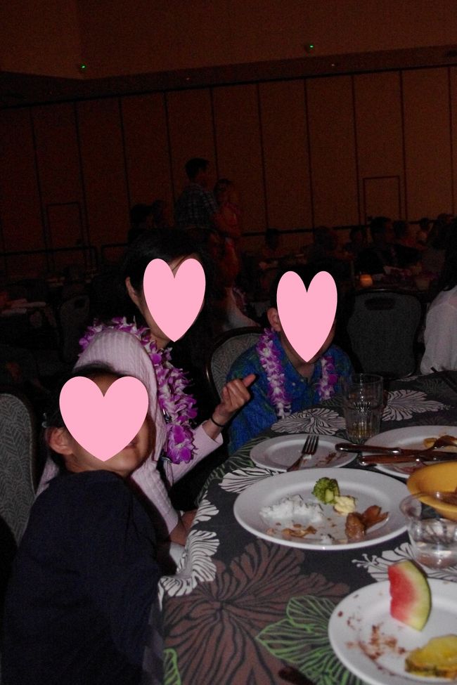 子供達のチャイルドミールは、大人のプレートの前に取りに行くことが出来ます。<br />大人の料理は、ステージの演出で豚の丸焼きが出て来てから、プレミアムシートの方から取りに行けます。。<br />小生はアルコール飲み放題なので、マイタイをぐびぐびやってるので、後でも全く問題な～～い。、<br />プレミアムシートの方がチャイルドミールを取りに行ってる人が沢山いて。。これから美味しいの食べるのにね～。。