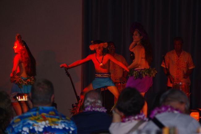 フラダンスや、ポリネシアンダンスを堪能します。<br />約1時間くらいで感動笑いもあるショーが終わると、最後のファイヤーダンスは、屋外でするというので、一斉に皆立ち上がって退場しました。。