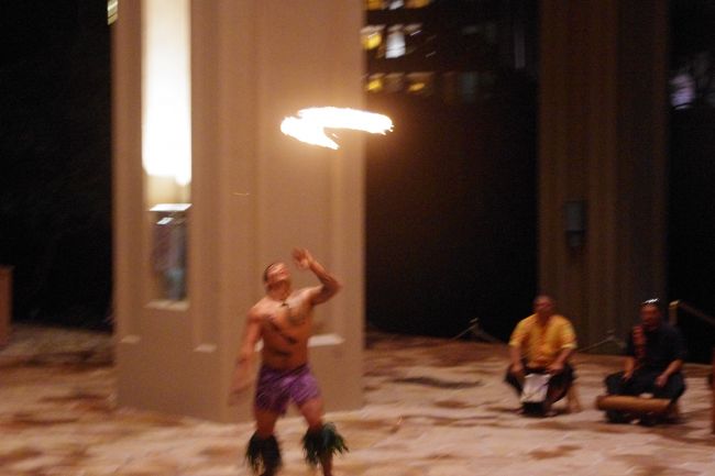 メインロビーの屋外に出た階段に観客が座りファイヤーダンスが始まりました?<br />すごい迫力です。