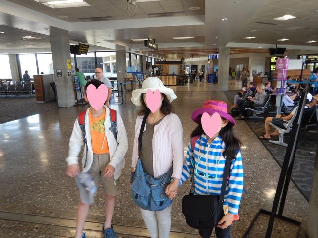 家内達のタクシーを見送りアラモレンタカーのシャトルバスに乗りオフィスに向かおうと、連絡バス乗り場で待つこと10分。。。バスが来ない。。。<br />ここからが悪夢の始まりでした。。<br />他のレンタカー会社は共同バスで2～3分間隔で運行してましたが、アラモは単独の大きなバス。。待つこと20分。。着た～と思いきやレーンに寄らずスルー！！！<br />え～なんだか意味判らず。。妻に送れる連絡とるも「留守電。。。」焦っている自分を落ち着かせて、空港職員に聞きまわり。。。<br /><br />結論は、Hawaiiann航空の離島からの国内線を下りたエリアの出口にある「レンタカーオフィス行き」のバス乗り場にはアラモレンタカーは乗り入れていない。。？なぜ？？？？<br /><br />レーンの前の方の道路に黒いマークがあるところがアラモだよって、職員が教えてくれましたが、スルーされました。<br /><br />機転を利かせて、JALとかの国際線の出口まで移動して、無事乗ることができました。<br /><br />いたるところで工事が行われているからなのかわかりませんが、Hawaiiann航空の出口にはアラモレンタカーの連絡バスは停まりません。。<br /><br />結局、50分くらいロスして、アタッシュケースはすでにタクシーで運んだので手荷物だけでしたが、すし詰め状態の連絡バスに乗りオフィスへ到着したら、行列で、チェックインに40分くらい待たされ、やっとのことサインして表へ出たら、お姉さんがふてくされた対応で車はあれ！！と言って指さすだけ。。マスタングが6台並んでるのに。。。あったまきたから、好きな赤にしようとしたら「あんたこっち！！」みたいな白のコンバーチブルを無線をもった方で指さして。。。<br />ゲートを出るときに、車のバーコードリーダーを読み取るので本来どれでもいいはずだけど。。。<br />ここまで1時間半以上。。やっとラインが家内より入り、「未だ～」小生「今非常にいらだっているので、クールダウンちう」「連絡切ります」と。。。<br />次からのレンタカーはアラモレンタカー以外にします。。<br />いつもはダラーですが、満車だったので。。