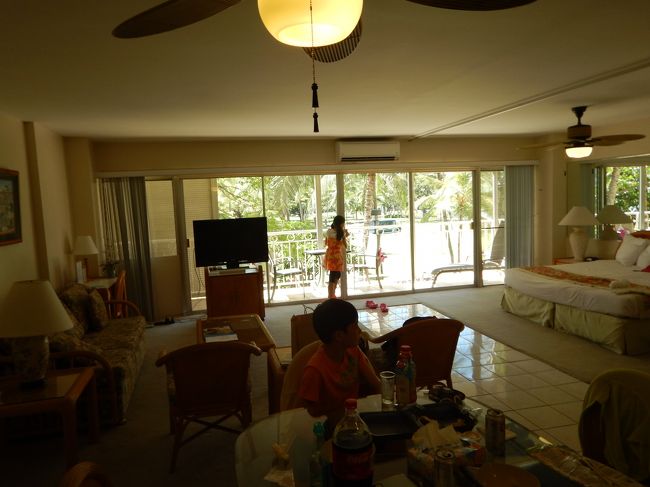 レンタカーの悪夢から、30分。。やっとワイキキショアへチェックイン。。<br />216号室に案内されました。<br /><br />もう、フロントで「もっと高い階の部屋ありませんか～」なんて聞く余力もなく。。<br /><br />眺望は望めませんが、目の前が公園なので小鳥のさえずりが。。。