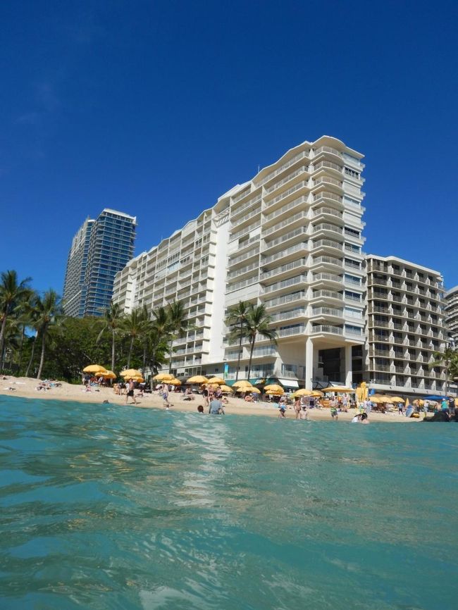 青い空に真っ白のコンドが映えます。。<br /><br />オアフでの行動予定は、<br />・アウトリガーカヌーのサーフィン。<br />・カタマランクルーズ。<br />・アウトレットの買い物。<br />・アロハスタジアムのスワップミート。<br />・コオリナゴルフクラブのショップ・ワイキキのショップでのゴルフ用品。<br />・行ける限りの、時間の許す限りのカイルアビーチ。<br />・おいしいものを食べる。<br />結構あるなあ。。<br />