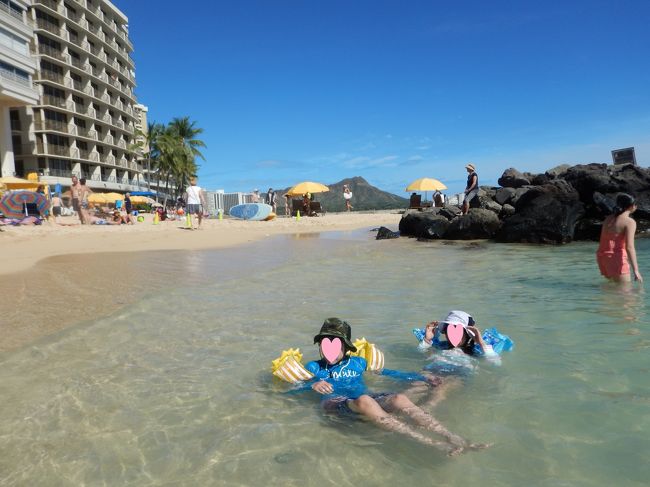 やはり、ビーチが岩場で歩きずらい。。<br /><br />ワイキキビーチは砂を持ち込んでいますが、年々浸食が進んでいるような。<br /><br />今回はシェラトンホテルの前が通れなくなり、プール内テラスが歩道になっていました。<br /><br />5/4はハレクラニのところも開放してました。<br /><br />このままではワイキキビーチが無くなってしまうのでは。。