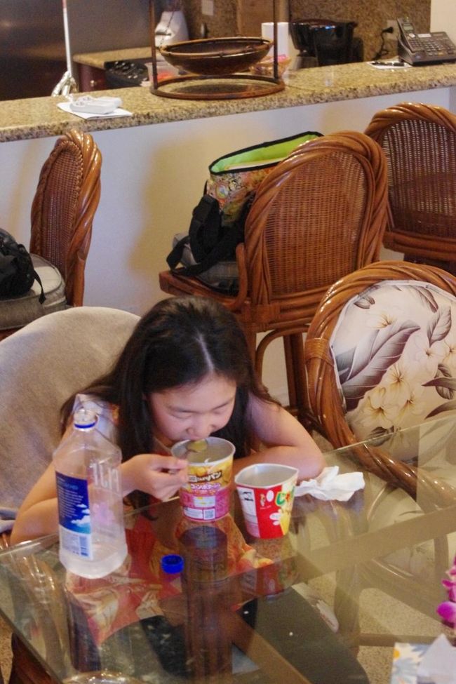 日本から持って来た食材を何とか消化するために、朝からカップスープを頬張る娘。。<br />この子が14歳になれば、マウナケアの山頂へ行くことが出来ます。。