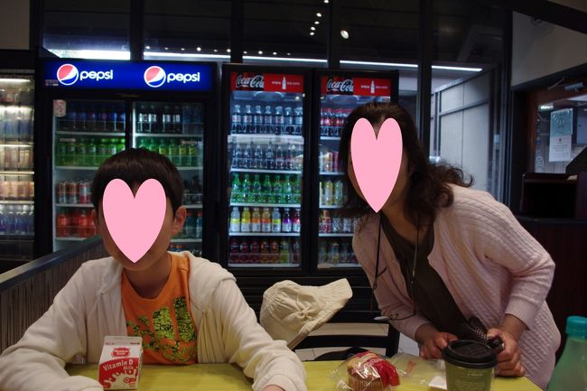 コナ空港に到着して、チェックインを済ませて、やっと一服。。<br /><br />空港内は工事中でした。<br /><br />アラモレンタカーに車を返して、空港に来てから、CDを入れっぱなしであることに気づきました。。。