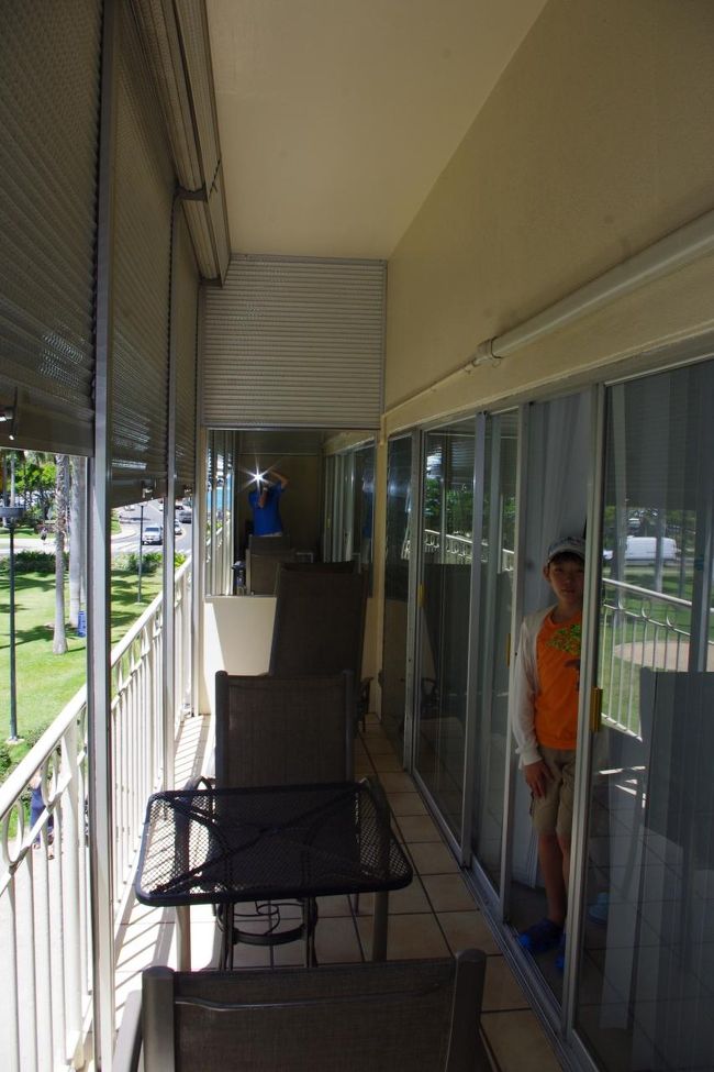 幅は狭いですが、十分使えます。<br /><br />２階なのでラナイの外側にシャッターが目隠し替わりか？ついています。