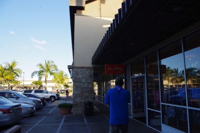 とりあえず、ワイケレアウトレットをチェック。。<br /><br />コーチのビジネスバック、ラルフは洋服がごちゃごちゃになっていた（夕方は特にひどい）ので、購買意欲が薄れ今回はスルー。<br />クロックスは、ニューモデルの価格をチェック！！ハワイ島で見たモデルが、ここに無いとショックだったので、ハワイ島で購入しましたが、同じ価格で一安心。。