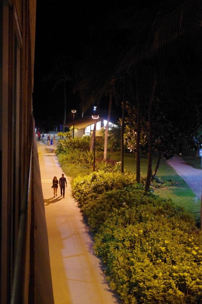 ショアの小道。。夜も結構人がいます。