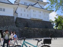 「北入口」から城内は自転車を押して天守閣のある本丸広場に到着。