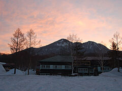 少し歩いて小屋の前で振り返ると燧ケ岳のバックの雲が赤く染まる。

もう少しで日の出だ。