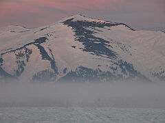 朝靄と至仏山。