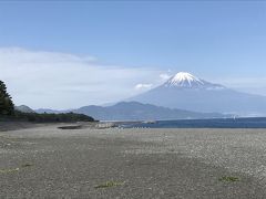 そこから浜に出て、近年、富士山世界文化遺産の構成資産に登録され、よく写真で見かける三保の松原の富士山のビュースポットを探して、結構歩いたが、じきに富士山は見えるようになったものの、細かい砂浜に足をとられつつ、よく見かけるようなきれいな海岸線を求めてかなり歩いたが、なかなかたどり着くことはできず、これは途中で断念した。