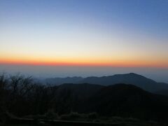 丹沢2日目
塔ノ岳の夜明け

ダウンを着込んで日の出を待つ