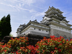 入口で夏はうちわを渡され、冬はホカロンが
撮影は禁止なので
周辺を歩いて撮る、天守閣の上から田園風景を撮る・
予想していたより、気分的に下がりました。