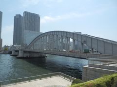 勝鬨橋．隅田川に架かる橋．下流から2番目にあたる．
1940(S15)年建造，鋼製跳開橋，橋長246m，石造高欄付，袖高欄附属，鋼製鈑桁2基，鋼製タイドアーチ2基，鉄筋コンクリート造橋脚2基，橋脚塔4棟，鉄筋コンクリート造橋台2基，跳開装置1式，国重要文化財．