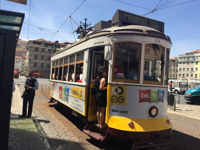 こんなレトロなトラムも混じって走ってます。