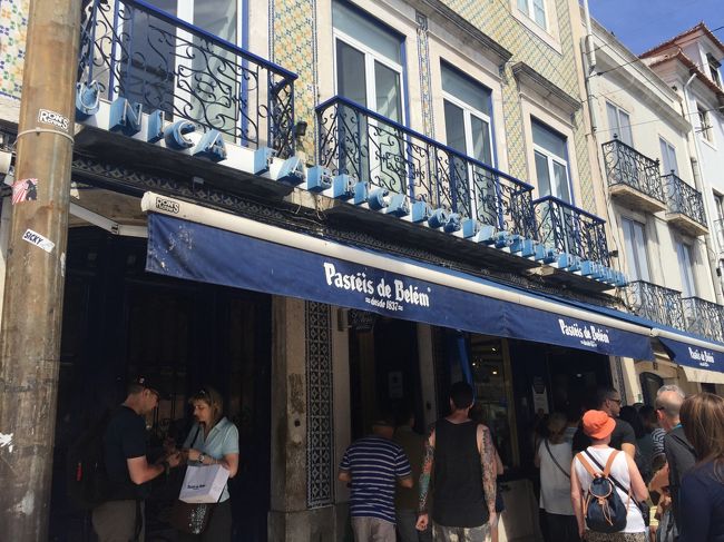 トラムで降りるとベレンで超有名なパステイス・デ・ベレンが有ります。<br />いつも大行列です。