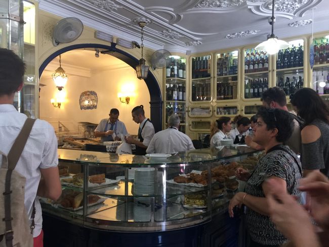 でも行列は持ち帰りの人達なんです。<br />行列についてしまわないように、奥にどんどん入って行きます。