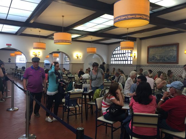 この様なお部屋がいくつも有ります。座る時は係りの人が案内してくれます。