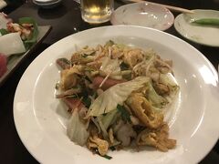 宿の人もすすめてくれたお店へ。チャンプルが美味しいということで、いつも食べるフーチャンプル。