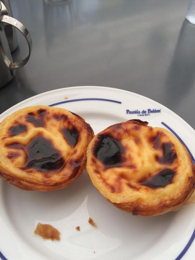 ナタ。日本ではエッグタルト。周りは薄いサクサクのパイ生地で中はとろ～りカスタードになってます。そのままかシナモンやシュガーパウダーをかけて食べます。