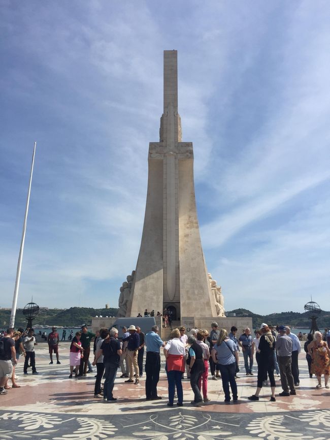 発見のモニュメントを裏から見たところ。十字架になってます。