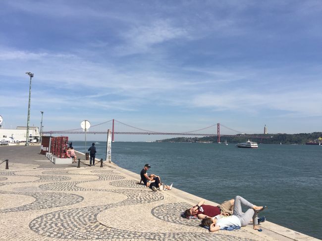 ベレンの塔の反対側にテージョ川に架かる4月25日橋が見えます。