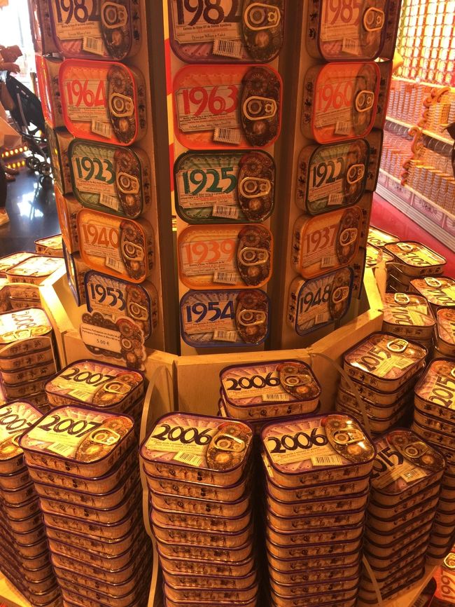 ひときわ目立つお店が有ります。年号がついたオイルサーディンの缶詰のお店です。<br />自分の生まれた年や訪れた記念に買っていく様です。