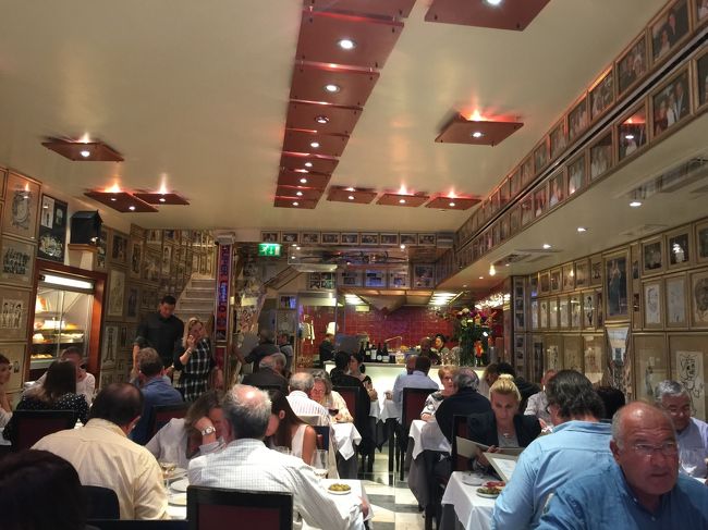 シーフードのレストランで店内には来店した有名人の写真がいっぱいです。