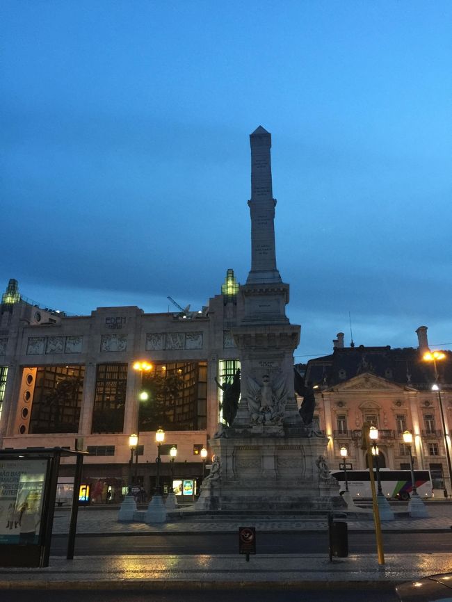 夜のレスタウラドーレス広場。