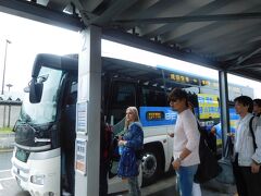 利用したのはTHEアクセス成田（のはず）で片道１０００円。

HPで調べていたバス乗り場は３１番でしたが、乗車券売り場ではターミナルから出てすぐの２番乗り場と言われました。

東京駅に行くにはもう一つ東京シャトルというのもあり、そのバスが発車するのが２番なのですがこれは一体…！？

まぁ東京駅に着けばどっちでもいいんですヽ(*＾ω＾*)ﾉ