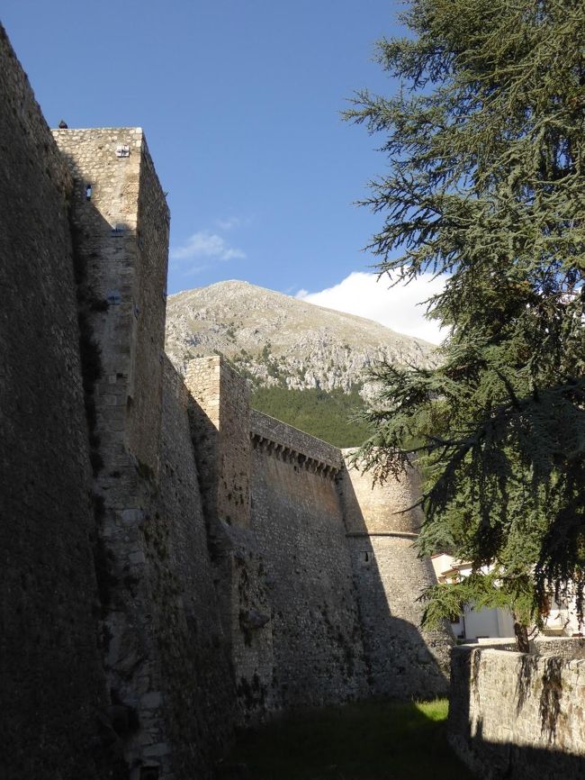 チェラーノ城（ピッコロミニ城）♪