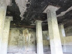 天井は焼きただれていますが、柱はしっかり残っています。

日本海軍の陣地構築は、頑丈なものだったと感心。





