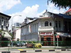 外に出ると、建物の向かいにまたまた328Katong Laksa。
私は以前こちらでラクサをいただきました。。。