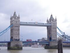 ザ・シャードの左側に目をやると、タワーブリッジが見えます!　これはやっぱり感動したな～。　ロンドンオリンピック中は、橋の真ん中に五輪のマークが掲げられていましたよね!