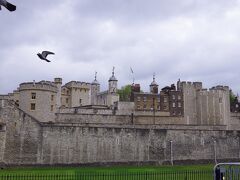 後から調べて分かったのですが、ここは入場待ちの観光客の列も凄かった、ロンドン塔でした。　

1066年に、イングランドを征服したウィリアム一世が建設を命じ、リチャード一世、ヘンリー三世によって完成した城塞です。　何か、このままの状態で映画に出てきそうな建物ですね!　ロンドン塔にて飼育されているワタリガラス(Raven)も写真に写ってました!　ここだけちょっと異様な雰囲気。