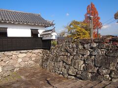 虎口から城内に入ります。
内部は公園として整備されていて博物館があります。