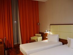 ロケーションと値段だけを重視して選んだので、ホテルのクオリティーはこの日はあんまり期待しないでね!と一緒に行った母親にも言っておきましたけど、予想以上にキレイで快適なホテルでした。　お部屋の広さも十分です。