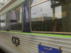 日本で言う新幹線のような特急列車を、日本出発前に予約までしてあったのに、結局この日に乗った列車は、かなり年季の入った、グレードも低い普通の特急列車。　この次の便まで待ったら、事前予約したのと同じ新幹線タイプの列車だったようですが、この古い列車の方が7分だけポルトへの到着が早く、その白いスーツの女性が選んだのがこの列車だったので、私たちも同じ列車にしました。　
