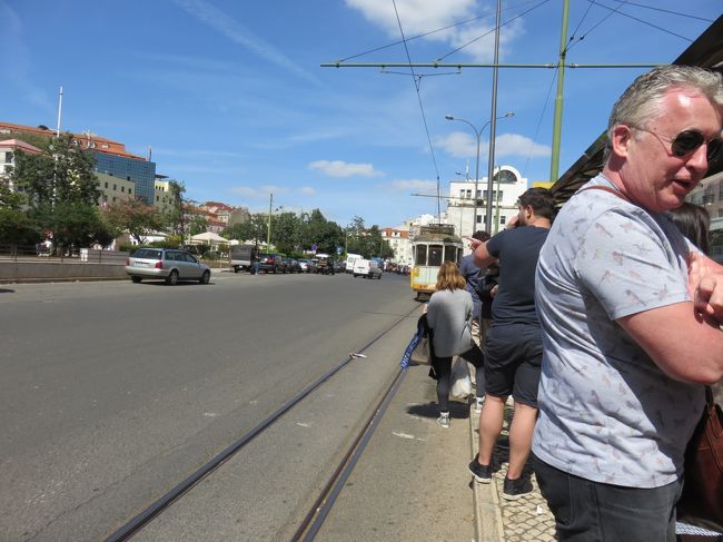 ２８番電車の始発停留所<br />次の電車に乗り込む
