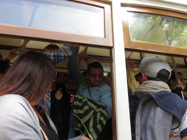 慌てて降りる<br />服で手元を隠して　スリ　