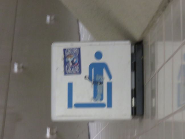 慌てて撮ったのでボケているがエスカレーターの乗り方<br />右端による