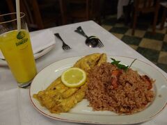 こちらがこのお店の名物メニューのタコご飯とタコの天ぷら。　結構なボリュームと聞いてたし、脂っぽいかも?と思ったので、母親とシェアしました。

写真で見ると、フツーに一人前っぽく見えますが、実際には結構な量だったので、シェアして大正解でした!　タコの天ぷらは、本当に何をどうしたらあんなにふわふわで柔らかくなるのかとっても不思議ー。　旅番組のインタビューでも、企業秘密だと言ってました^^