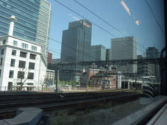 東京駅が見えてきました。
東京駅を過ぎるとかなり空いて来ました。